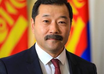 Сумын Соёлын төв гэхэд чинээлэг айлын хауснаас жижигхэн гэсэн нь үнэн байж, хараад ичив