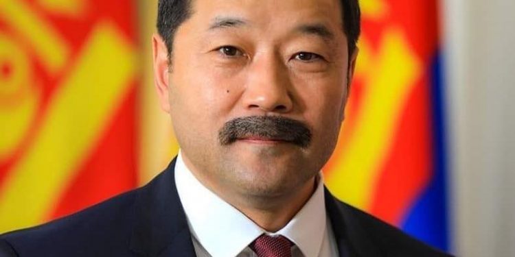 Сумын Соёлын төв гэхэд чинээлэг айлын хауснаас жижигхэн гэсэн нь үнэн байж, хараад ичив