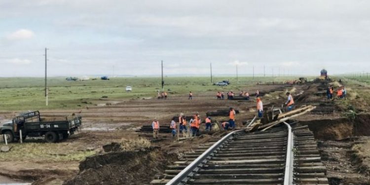 Улаанбаатар-Замын-Үүд чиглэлийн төмөр зам усанд автжээ