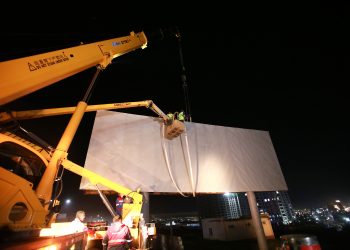 Зөвшөөрөлгүй байрлуулсан, хуучирч муудсан 74 самбарыг буулгаад байна