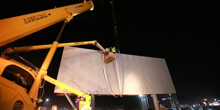 Зөвшөөрөлгүй байрлуулсан, хуучирч муудсан 74 самбарыг буулгаад байна