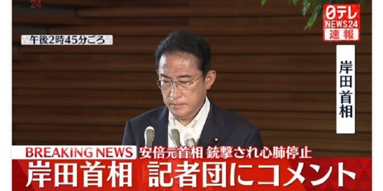 Эмч нар Абе Шинзог аврахыг хичээж байна