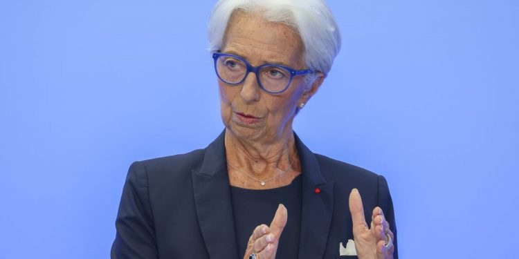 Европын төв банк 11 жилийн дараа бодлогын хүүгээ өсгөлөө