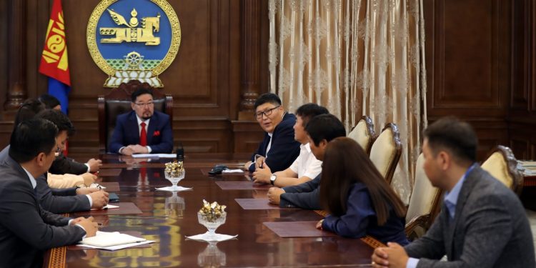 УИХ-ын дарга Г.Занданшатар Хүлэгү ханы зуны ордны туурийг олж, түүхэн нээлт хийсэн судлаачдыг хүлээн авч уулзав