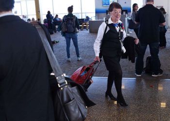 86 настай онгоцны үйлчлэгч 65 жил ажиллан Гиннесийн номонд бичигдлээ