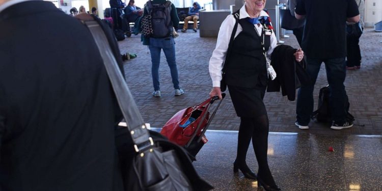 86 настай онгоцны үйлчлэгч 65 жил ажиллан Гиннесийн номонд бичигдлээ