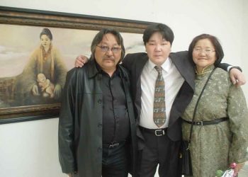 Л.Хасар: Аав минь хүртэл “Чи өөртэйгөө хамгийн адилхан хүнээ загнах юм” гэж ээжид хэлдэг байсан