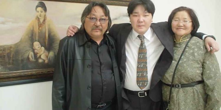 Л.Хасар: Аав минь хүртэл “Чи өөртэйгөө хамгийн адилхан хүнээ загнах юм” гэж ээжид хэлдэг байсан