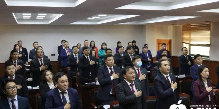 Баянголын ИТХ-ын төлөөлөгчид хоёрхон сарын дотор төсвийн 70 гаруй сая төгрөгөөр “чадавхижжээ”