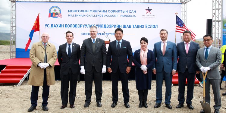 Сонгинохайрхан уулын зүүн бэлд Ус дахин боловсруулах үйлдвэрийн шав тавилаа