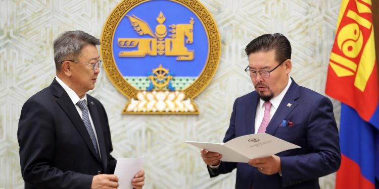 Монгол Улсын Үндсэн хуульд оруулах өөрчлөлтийн төслийг өргөн мэдүүллээ