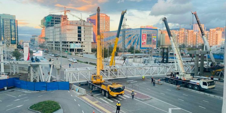 Явган гүүрний дам нурууг угсарч дууслаа