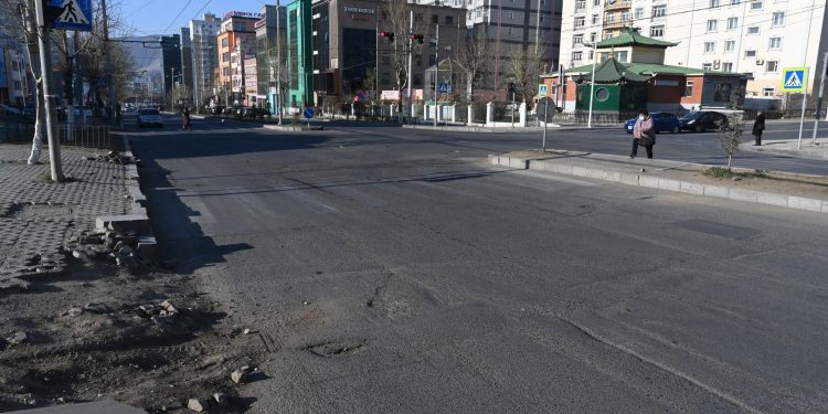 Макс Молл их дэлгүүрээс Ахуйн үйлчилгээний уулзвар хүртэлх замын нэг урсгалыг хаана