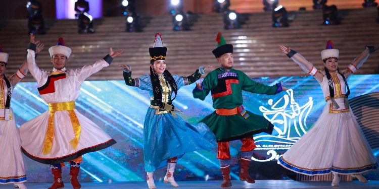 “Сүүн зам” бүжгийн наадамд Монгол, Японы 500 гаруй бүжигчин оролцов