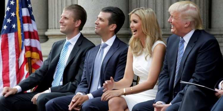 Ерөнхийлөгч асан Трамп энэ мөрдөн байцаалтыг улс төрийн зорилготой “шулмын ан” гэж шоолж байна