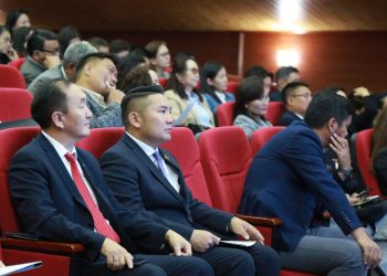 БШУ-ны сайд, Нийслэлийн Засаг даргатай хамтран ЕБС-ийн багш нарыг компьютерээр хангахаа мэдэгдлээ