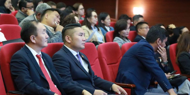 БШУ-ны сайд, Нийслэлийн Засаг даргатай хамтран ЕБС-ийн багш нарыг компьютерээр хангахаа мэдэгдлээ