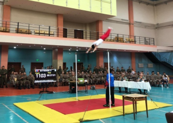 Монгол залуу өндөр турник дээр 1111 эргэж Геннисийн амжилтыг эвдлээ