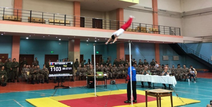 Монгол залуу өндөр турник дээр 1111 эргэж Геннисийн амжилтыг эвдлээ