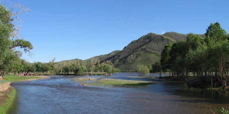 42 настай эрэгтэй, 39 настай эмэгтэй “Ланд ровер” машинаар зугаалж яваад усанд суусан байсныг татан гаргав