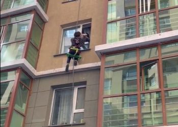 Гурван давхраас хүүхэд унах гэж байсныг цонх угаадаг залуу аварчээ