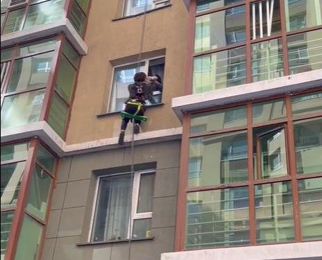 Гурван давхраас хүүхэд унах гэж байсныг цонх угаадаг залуу аварчээ