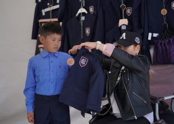 Д.Сүхбаатарын талбайд хичээлийн шинэ жилийн нэгдсэн худалдаа гарч байна