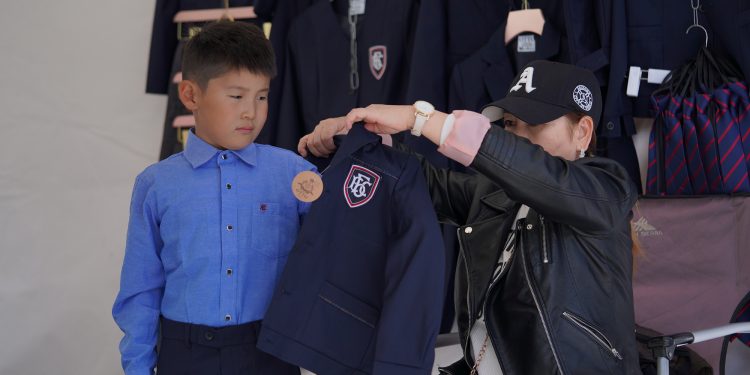 Д.Сүхбаатарын талбайд хичээлийн шинэ жилийн нэгдсэн худалдаа гарч байна