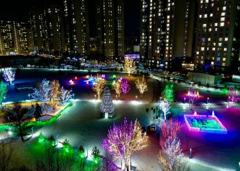 Төв цэнгэлдэх хүрээлэнгийн дэргэд мөсөн хотхон байгуулж байна