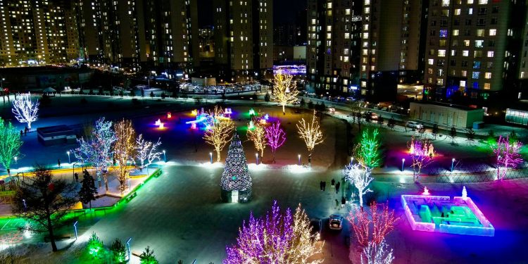 Төв цэнгэлдэх хүрээлэнгийн дэргэд мөсөн хотхон байгуулж байна