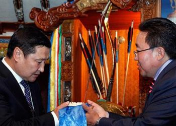 АН-ын лидерүүд Н.Алтанхуягт очин мөргөж байна