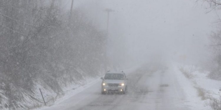 Цас үргэлжлэн орж, 41 градус хүрч хүйтэрнэ