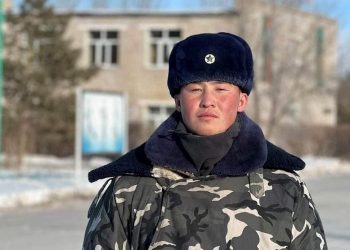 Хилчин байлдагч Г.Хосбаярыг“Хил хамгаалалтад амжилт гаргасны төлөө” тэмдэг, 10 хоногийн орон нутгийн чөлөөгөөр шагналаа