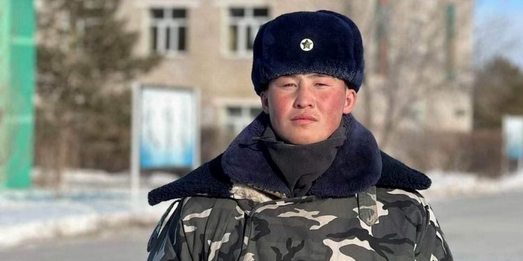 Хилчин байлдагч Г.Хосбаярыг“Хил хамгаалалтад амжилт гаргасны төлөө” тэмдэг, 10 хоногийн орон нутгийн чөлөөгөөр шагналаа