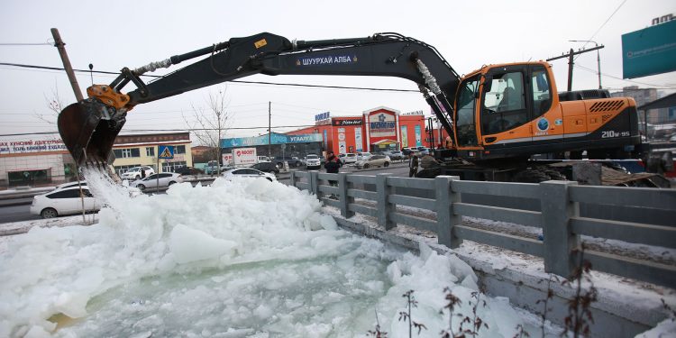 М.Баяраа: Халиа тошин үүссэн байршилд суваг татан, далан босгож, цас мөсийг цэвэрлэж байна
