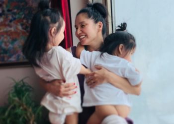 А.Гэрэлцэцэг ихэр хүүхдийн зургаа ил болгов