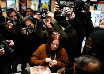 Ханхүү Харригийн номыг зарахын дунд дэлгүүрүүд шөнө дунд ажиллав