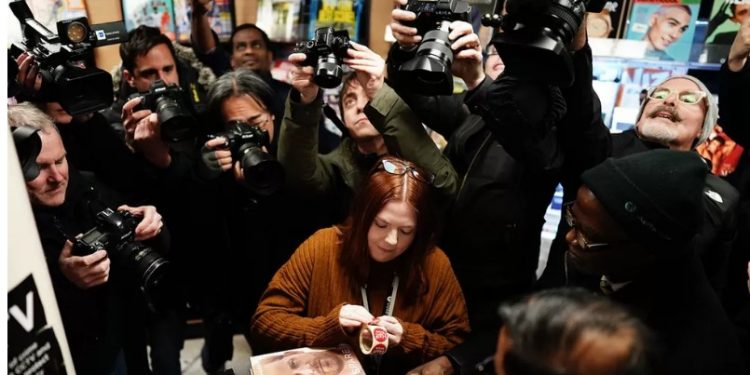 Ханхүү Харригийн номыг зарахын дунд дэлгүүрүүд шөнө дунд ажиллав