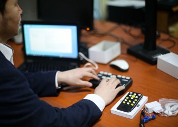 Хүртээмжтэй технологи:  Харааны бэрхшээлтэй иргэдэд зориулсан цахим брайл төхөөрөмж, “сонсдог” номын сан