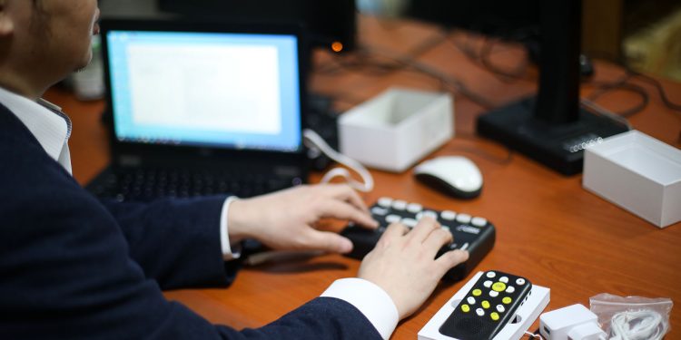 Хүртээмжтэй технологи:  Харааны бэрхшээлтэй иргэдэд зориулсан цахим брайл төхөөрөмж, “сонсдог” номын сан