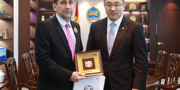 Дэлхийн банкны Монгол дахь суурин төлөөлөгчийг Хангарди одонгоор шагнав