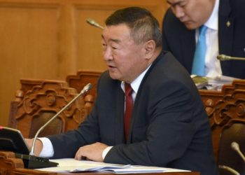 Баян-Өлгийн Засаг даргаар бас л Бадeлханы хүн томилогдох нь