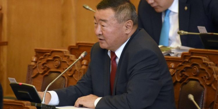 Баян-Өлгийн Засаг даргаар бас л Бадeлханы хүн томилогдох нь