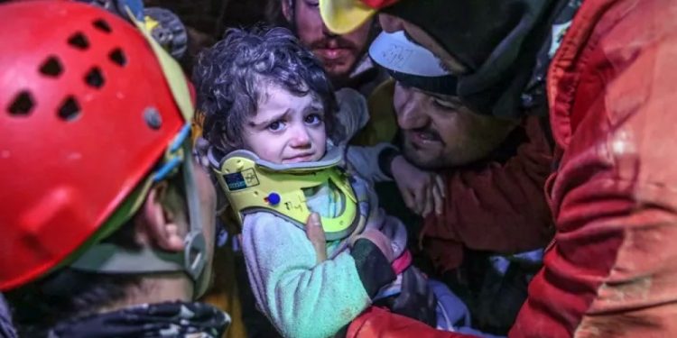 44 цаг нурангид дарагдсан хоёр настай охиныг аварчээ