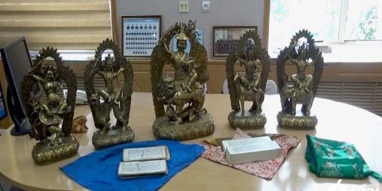 Гандантэгчинлэн хийдийн тэргүүлэгч ламын шавь багшийнхаа “Жамьяндагва” бурхныг хуурамчаар солиод баригджээ