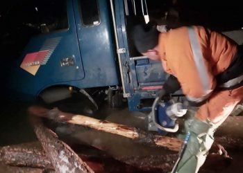 Үүрэг нуурт цөмөрсөн ачааны автомашиныг татан гаргалаа