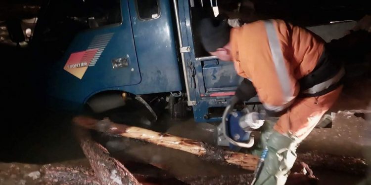 Үүрэг нуурт цөмөрсөн ачааны автомашиныг татан гаргалаа