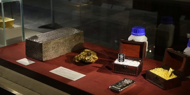 Эрдэнэсийн санд нэг их наядын үнэлгээтэй үзмэр хадгалагдаж байна