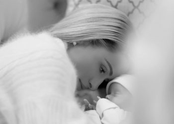 Парис Хилтон хүүгээрээ гоёв