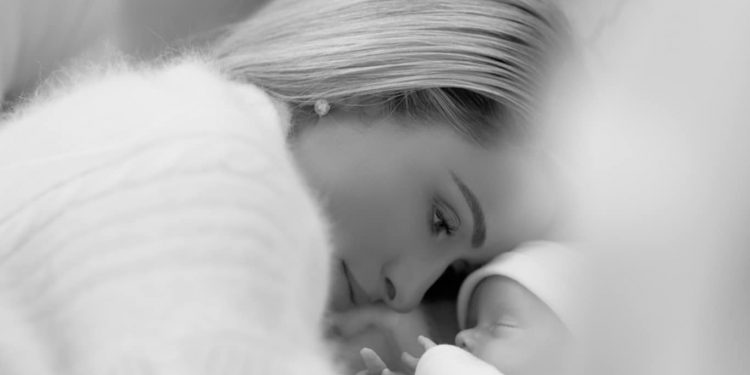 Парис Хилтон хүүгээрээ гоёв